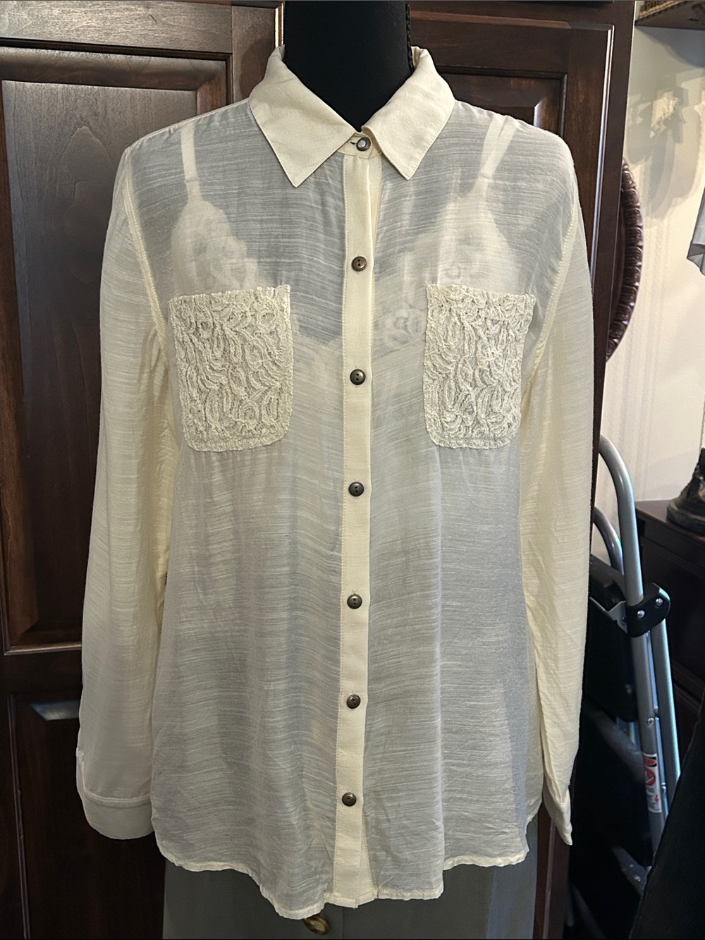 Chicos Sz 1 Ivory Lace Back Button-Up Shirt with Lace Patch Pockets